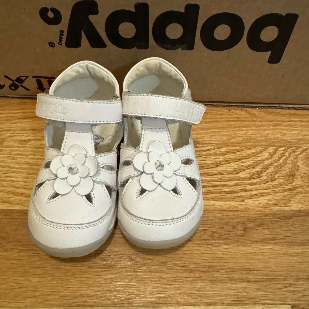 Toddler White Flower Strap Shoes size 21